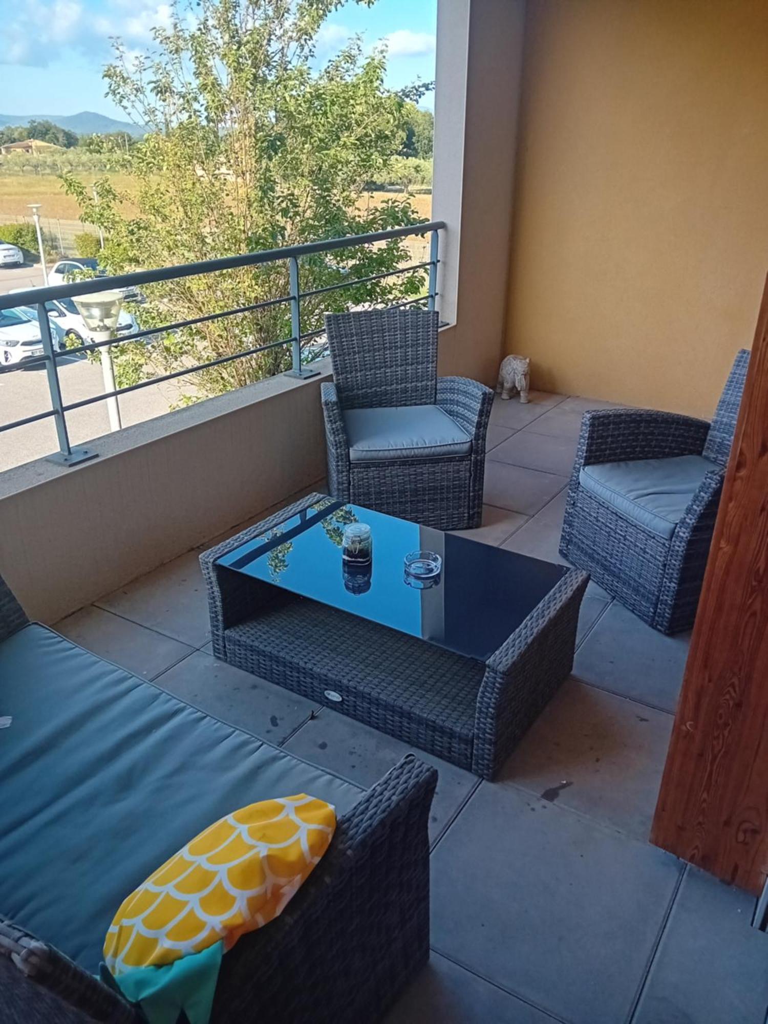 Superbe Appartement T2 Cuers Exteriör bild